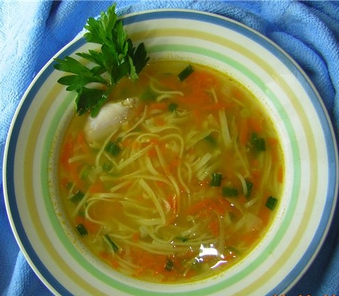 Куриный суп с домашней лапшой для детей.