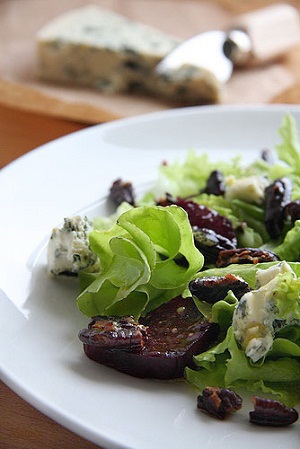 Рецепт салата с зеленью, свеклой и голубым сыром