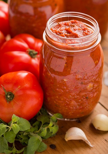 Рецепт томатного соуса Маринара с чесноком и орегано в духовке