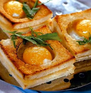 Рецепт горячего бутерброда с яичницей внутри 