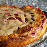 Шарлотка со сливами и сметанной глазурью
