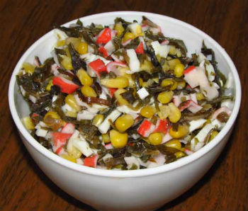 Рецепт салата из морской капусты, крабовых палочек и кукурузы