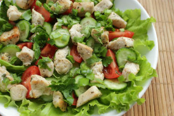 Рецепт салата из курицы со свежими овощами