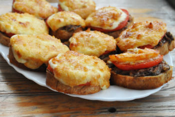 Рецепт горячих бутербродов с грибами и мясом