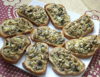 Рецепт горячих бутербродов с грибами и сыром
