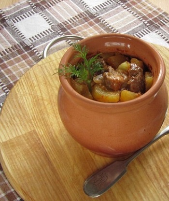 Рецепт мяса с картошкой и грибами в горшочках