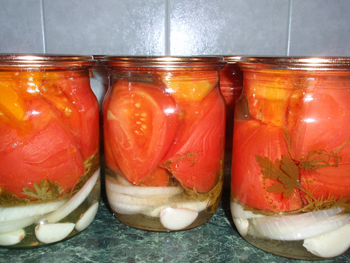 Как приготовить помидоры на зиму по-чешски с луком