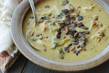 Как приготовить суп из сушенных грибов с курицей, броколи и семенами тыквы