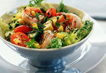 Рецепт салата с креветками, ветчиной и кукурузой 
