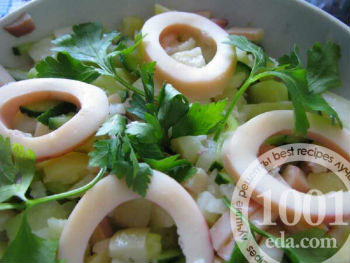 Рецепт салата с консервированными кальмарами и соленым огурцом 