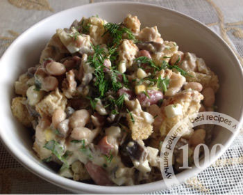 Салат «Обжорка» с фасолью, курицей, грибами и сухариками