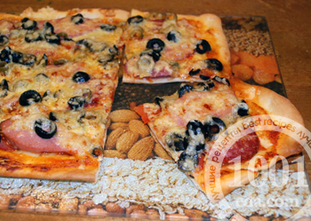 Рецепт вкусной пиццы с колбасой, томатами и маслинами