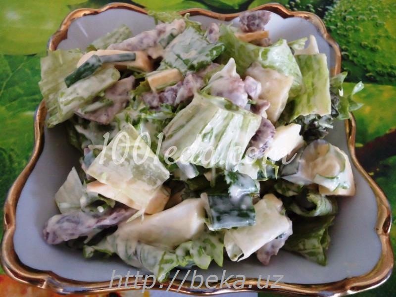 Мясной салат с сыром и зеленью