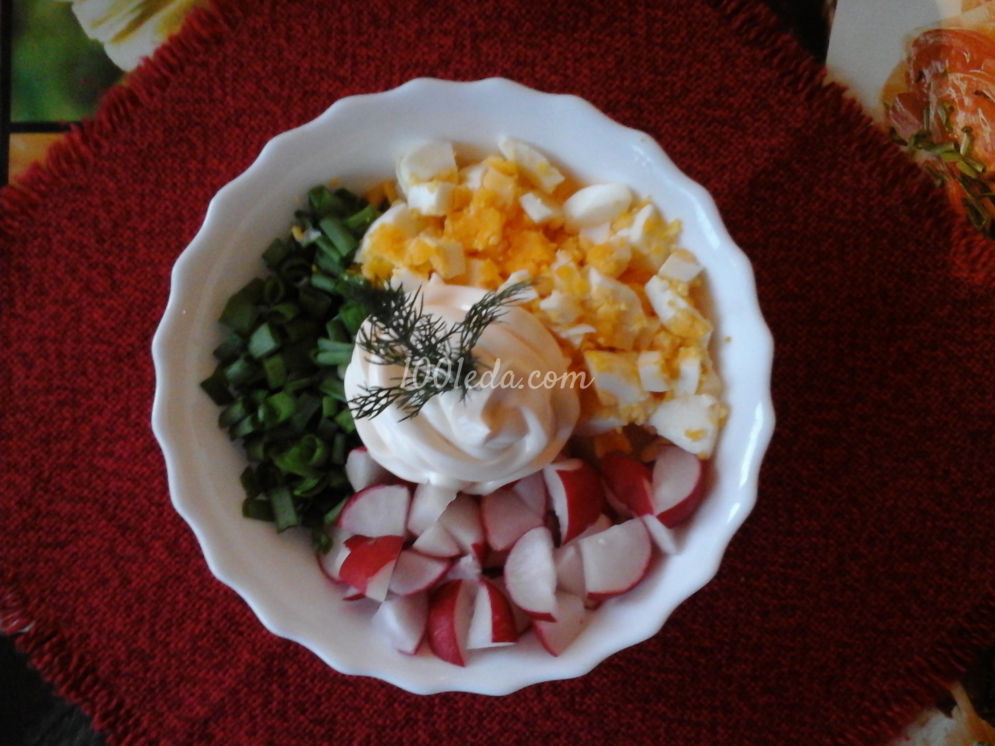 Салат с редисом и яйцом