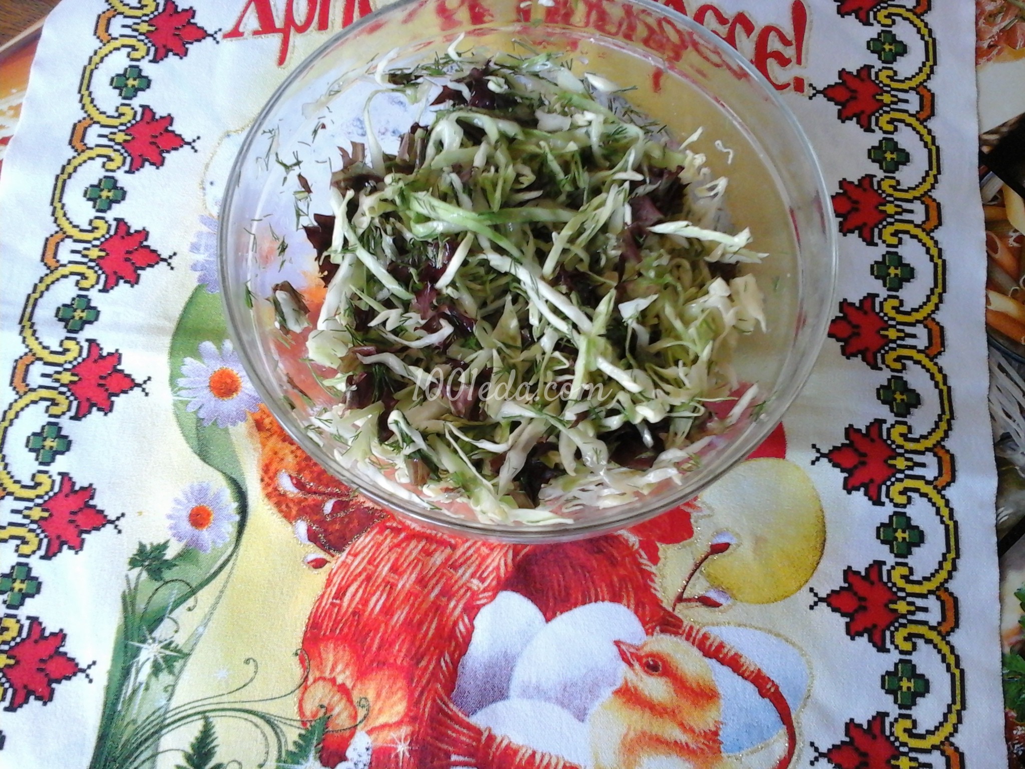 Легкий салат с капустой и листьями салата