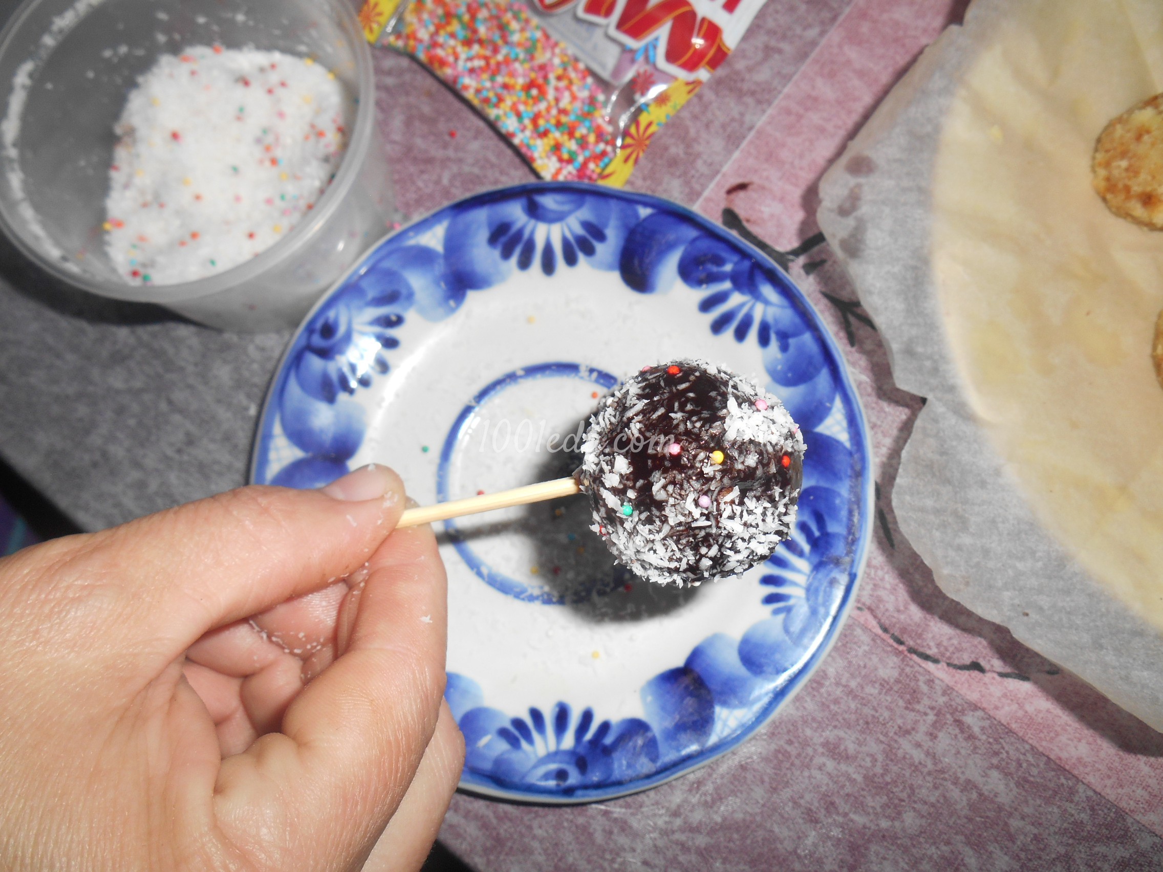 Бисквитный кейк-попс для детей: рецепт с пошаговым фото - Шаг №13