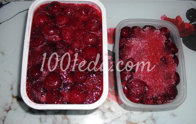 Бисквитный рулет с ягодным масляным кремом: рецепт с пошаговым фото - Шаг №1