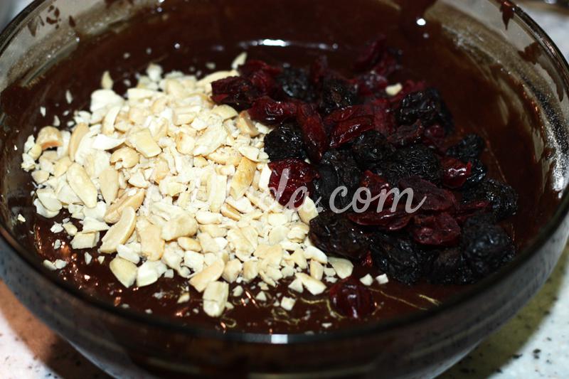 Брауни с арахисом, изюмом и сушеной клюквой: рецепт с пошаговыми фото - Шаг №5 Брауни с арахисом, изюмом и сушеной клюквой: рецепт с пошаговыми фото - Шаг №5