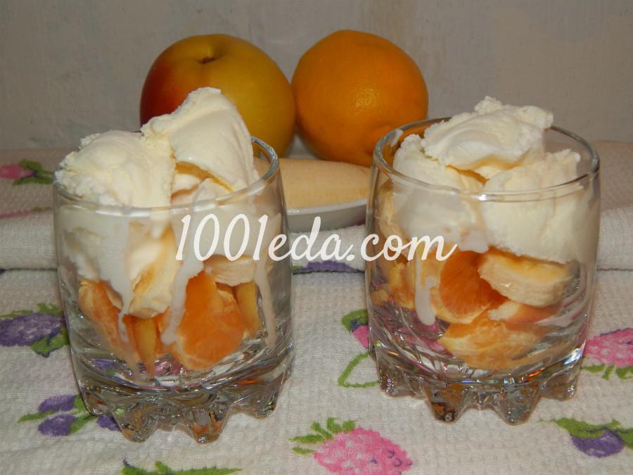 Десерт из мороженого и фруктов для взрослых