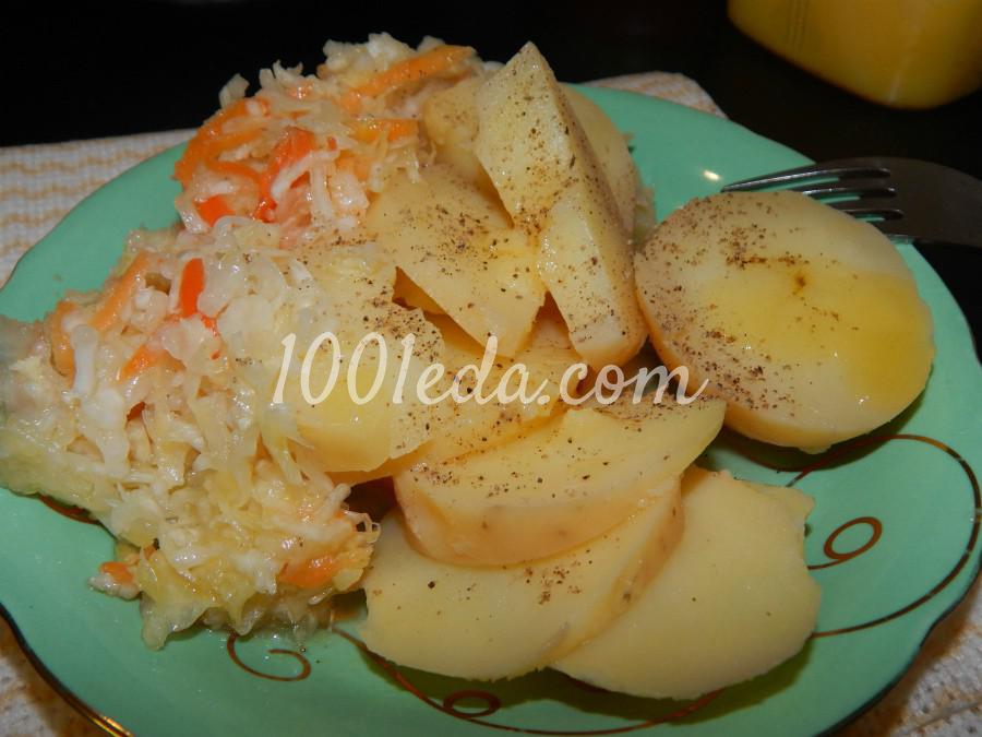 Картофель с топленым маслом и квашеной капустой