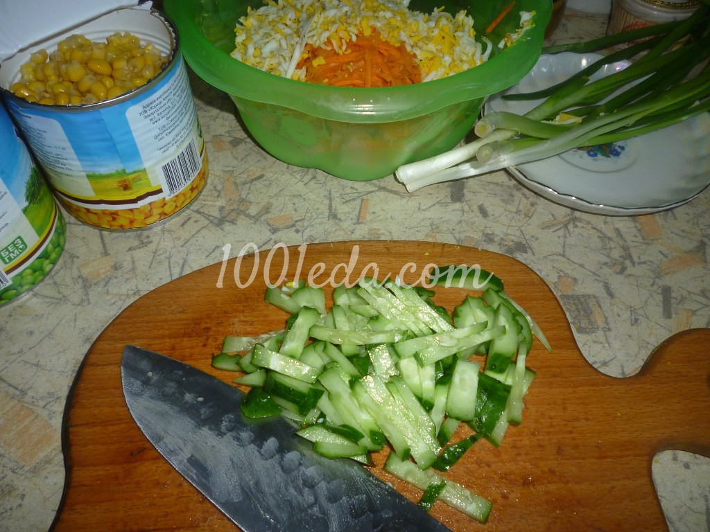 Праздничный доступный салатик с колбасой и кукурузой: рецепт с пошаговым фото - Шаг №4