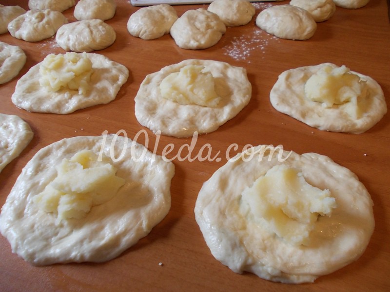 Дрожжевые пирожки с картошкой на тесте с добавлением картофельного пюре - Шаг №9