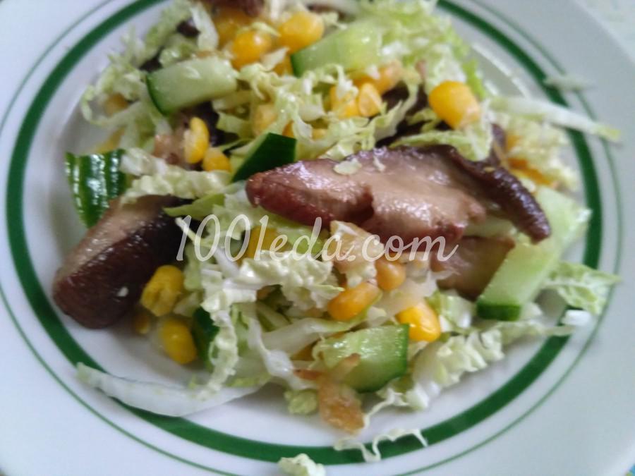 Салат из пекинской капусты с огурцом, белыми грибами и кукурузой