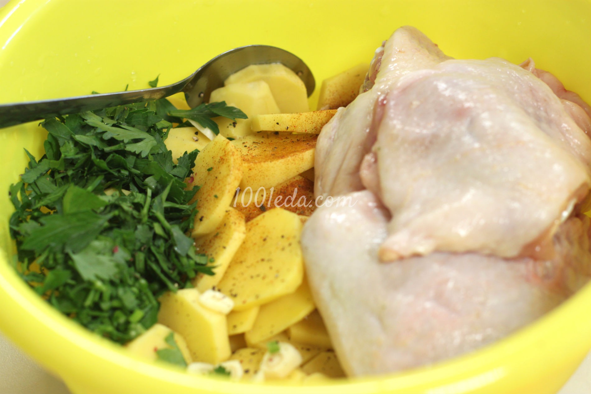 Картофель с куриными бедрами, запеченные в мультиварке: рецепт с пошаговым фото - Шаг №1