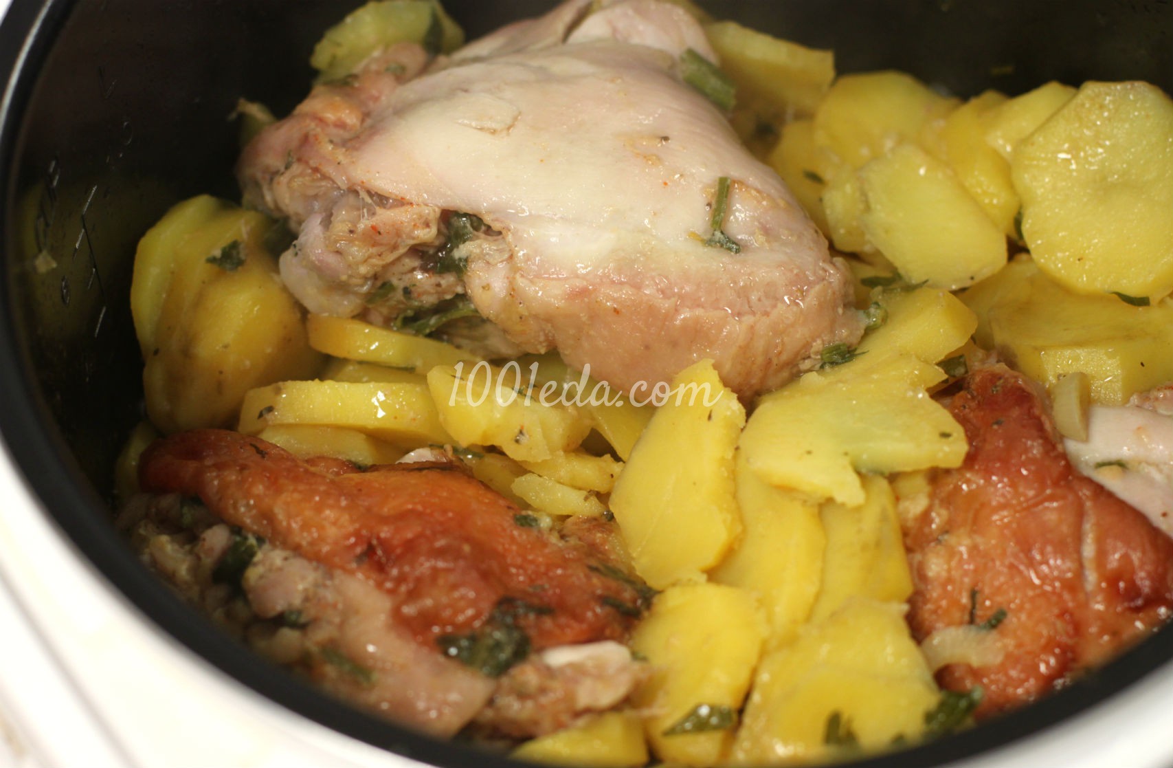 Картофель с куриными бедрами, запеченные в мультиварке: рецепт с пошаговым фото - Шаг №4