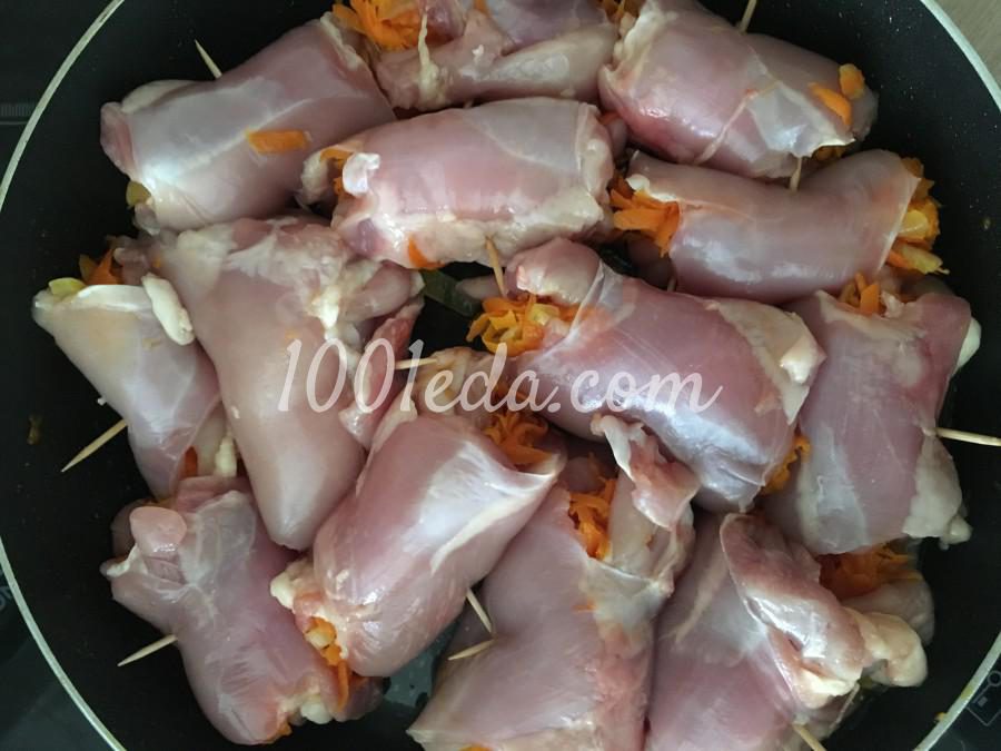 Куриные рулетики с луком и морковью: рецепт с пошаговым фото - Шаг №4