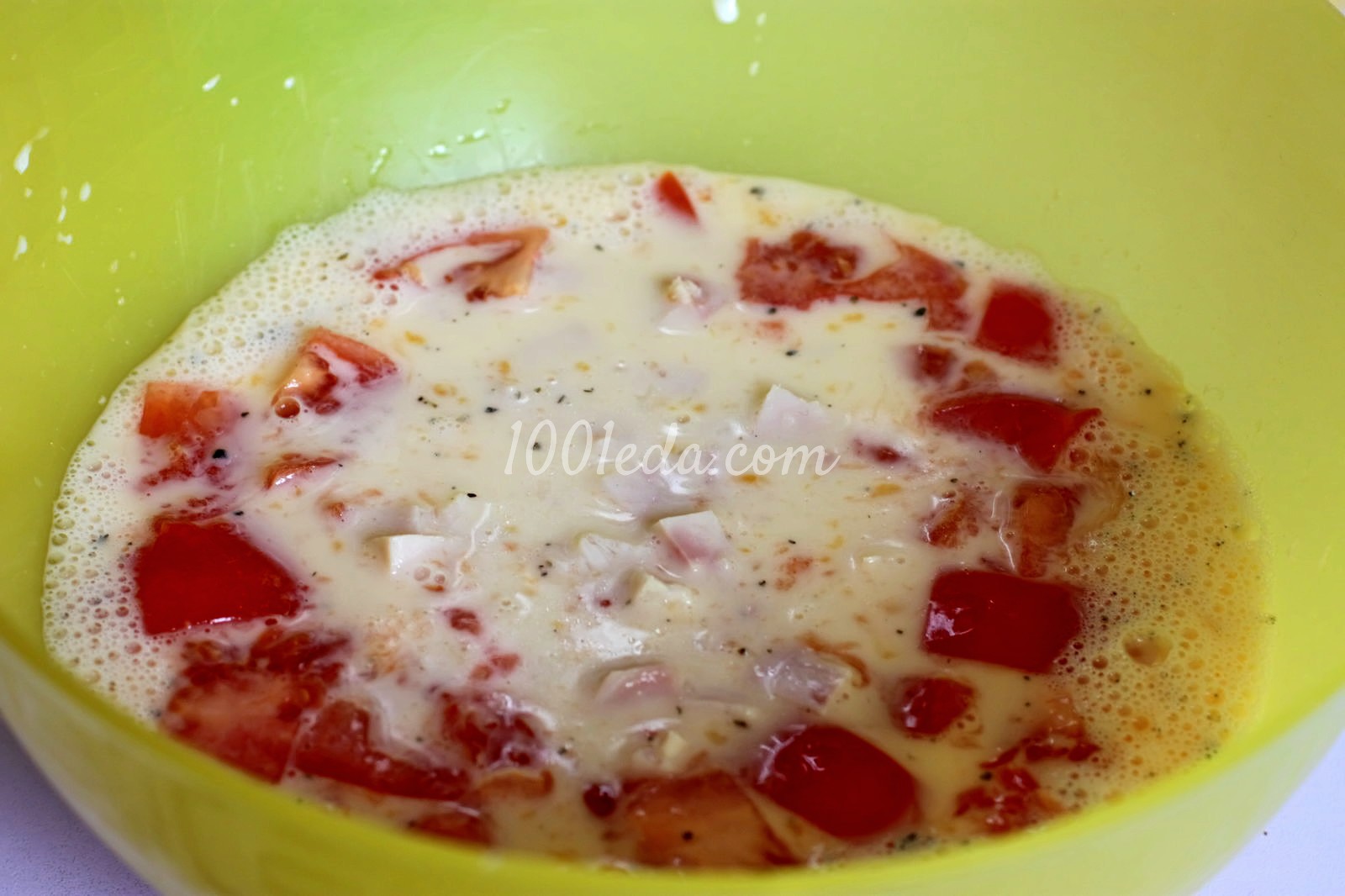 Омлет с куриной ветчиной и помидорами в мультиварке: рецепт с пошаговым фото - Шаг №4