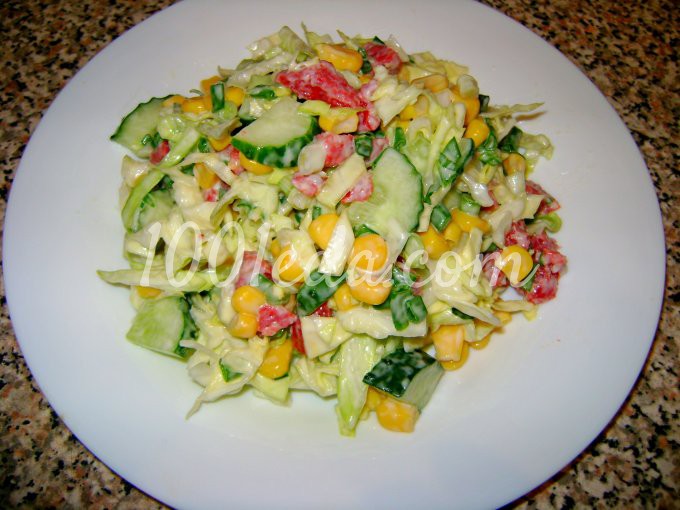 Весенний салат с капустой, салями, кукурузой и огурцом