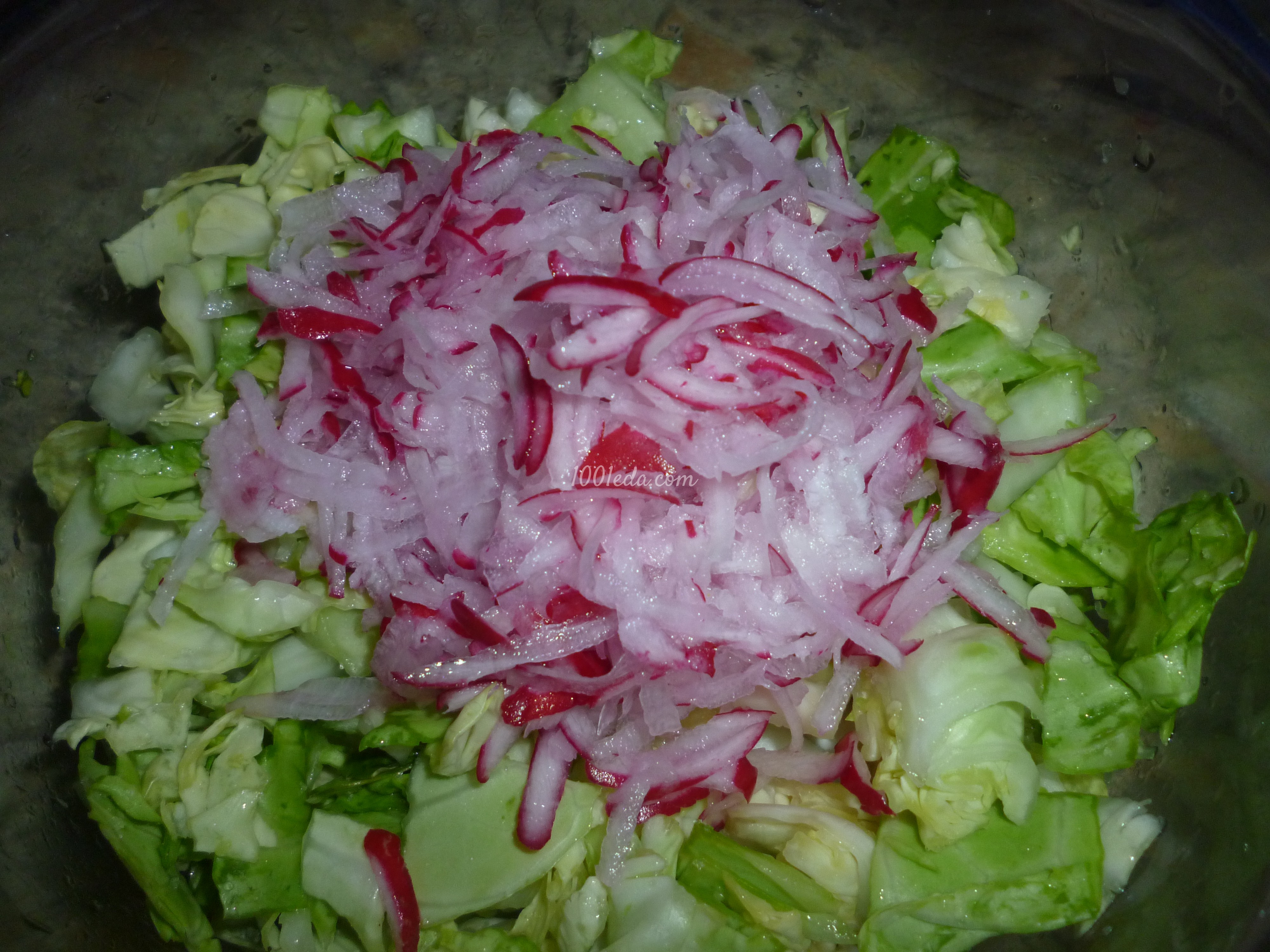 Овощной и сочный салатик с редисом и огурцами: рецепт с пошаговым фото - Шаг №2