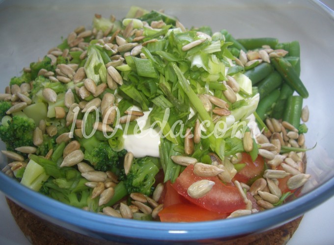 Салат из свежих овощей с брокколи и стручковой фасолью: рецепт с пошаговым фото - Шаг №4