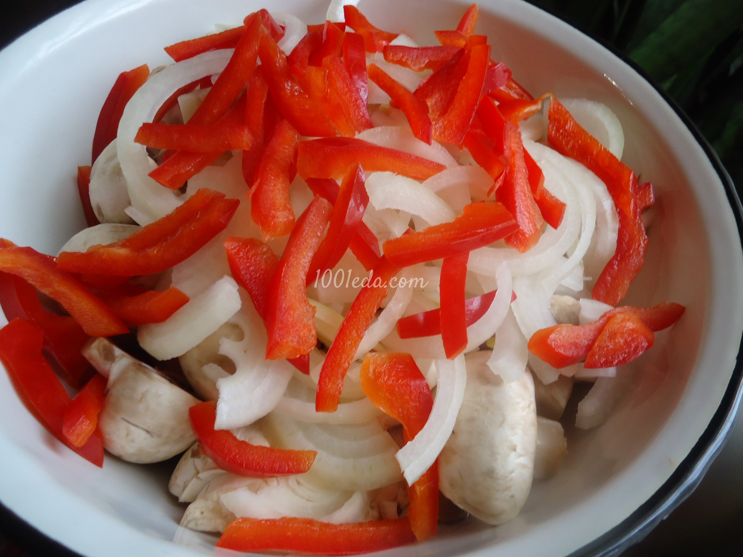 Салат из свежих шампиноьнов, сладкого перца и лука: рецепт с пошаговым фото - Шаг №3