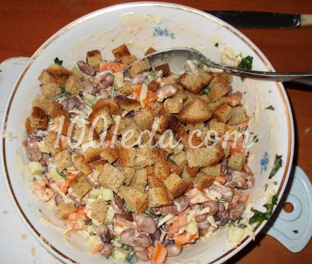 Салат с фасолью и сухариками Любимый: рецепт с пошаговым фото - Шаг №4