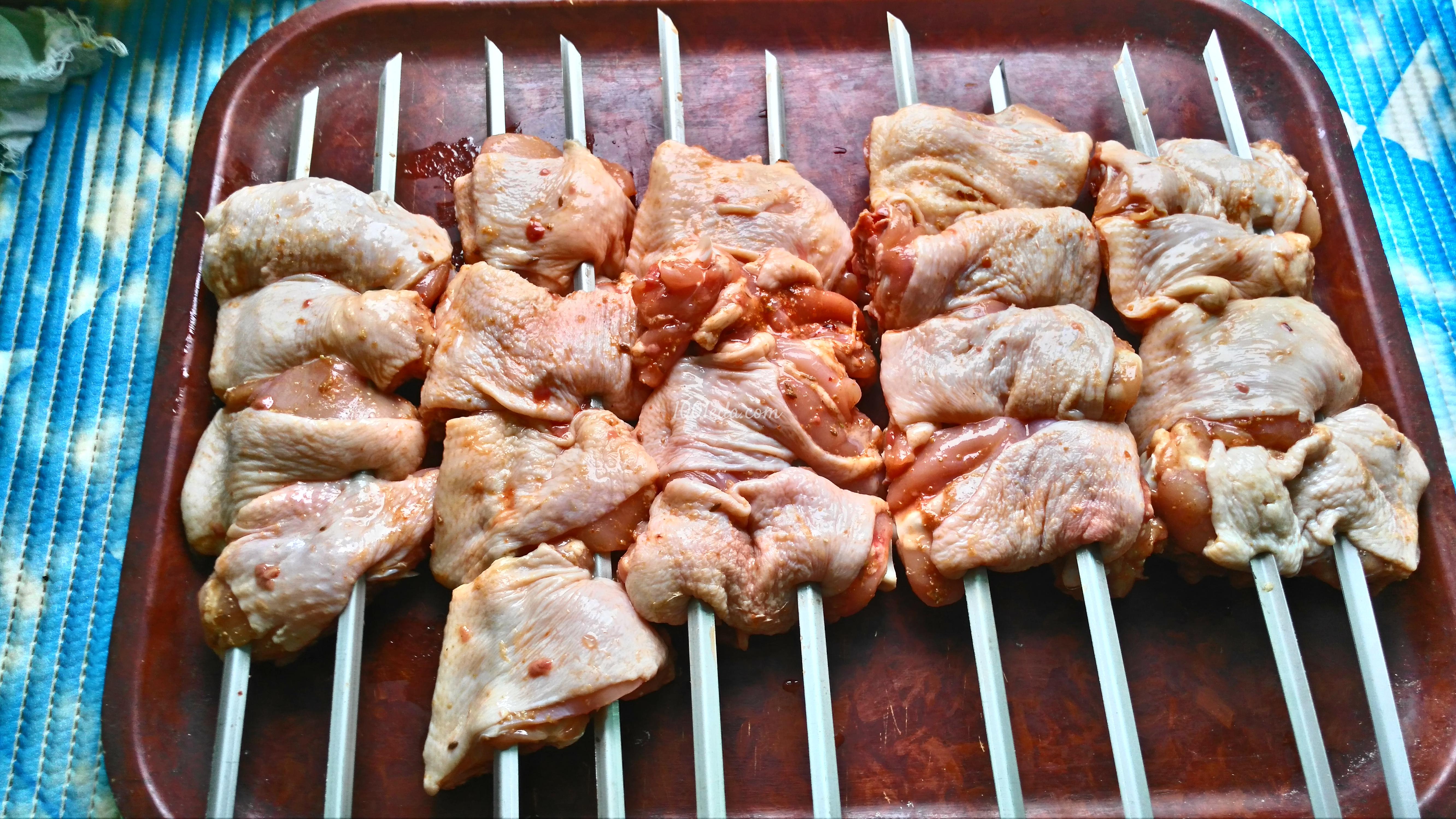 Сочный шашлык из куриных бёдрышек: рецепт с пошаговым фото - Шаг №3
