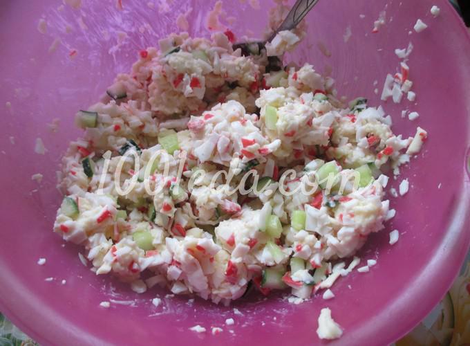 Закусочные бутерброды с крабовыми палочками и огурцом: рецепт с пошаговым фото - Шаг №4 Закусочные бутерброды с крабовыми палочками и огурцом: рецепт с пошаговым фото - Шаг №4