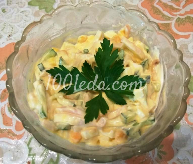 Легкий салат с кальмарами и кукурузой