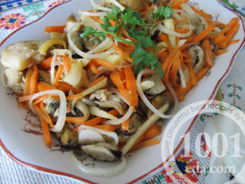 Морковный салат из мидиями и рапанами