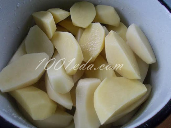 Цветное картофельное пюре с глазуньей и сосисками