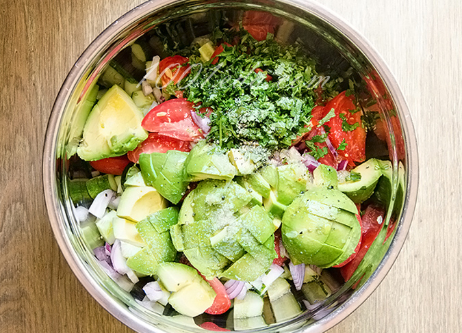 Садовый салат с нутом и авокадо