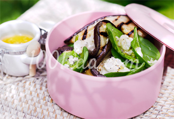 Салат с баклажанами, шпинатом и сыром фета