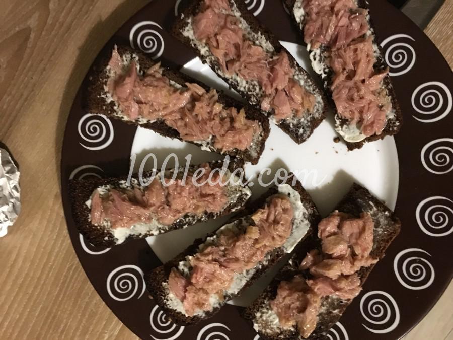 Праздничные бутерброды с рыбными консервами и рукколой: рецепт с пошаговым фото - Шаг №3 Праздничные бутерброды с рыбными консервами и рукколой: рецепт с пошаговым фото - Шаг №3