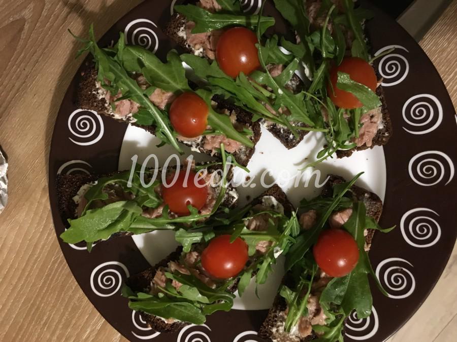 Праздничные бутерброды с рыбными консервами и рукколой: рецепт с пошаговым фото - Шаг №4 Праздничные бутерброды с рыбными консервами и рукколой: рецепт с пошаговым фото - Шаг №4