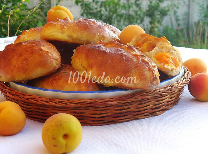 Дрожжевые пирожки с абрикосами