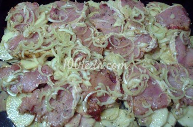Свиная вырезка запеченная с луком и картофелем под сырной шубкой