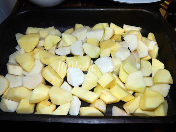 Праздничная курица, запеченная с яблоками, и картофелем: рецепт с пошаговым фото