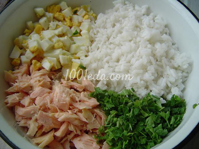 Пирог с красной рыбой, рисом и зеленью: рецепт с пошаговым фото