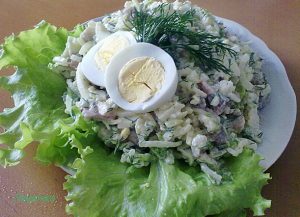 фото рецепт салат из риса, зеленого лука, яйца